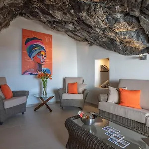  Hébergement de vacances Spectacular Cave With Two Large Terraces